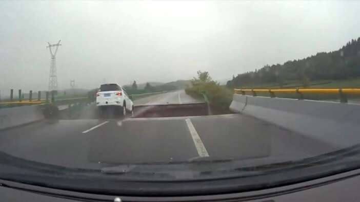 Yol yarıldı içine girdi! Otomobil böyle yarığa düştü