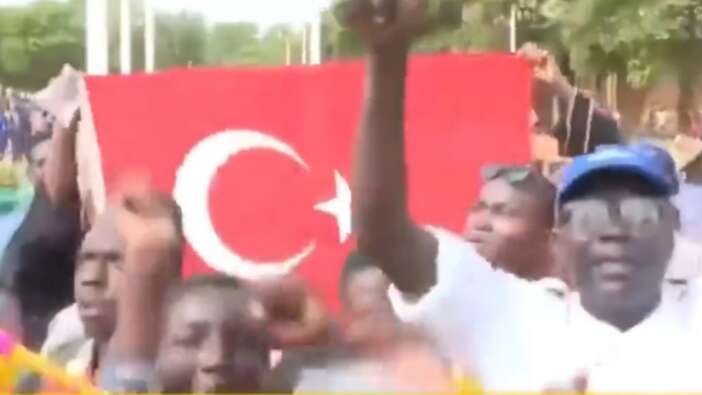 Nijer'deki 'Sömürgeciliğe karşı' yürüyüşte Türk Bayrağı açıldı! 30 bin kişi meydanlara indi...