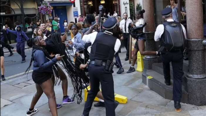 Londra'da yağma buluşması! TikTok çağrısı sonrası gençler buluştu! Polis müdahale etti...