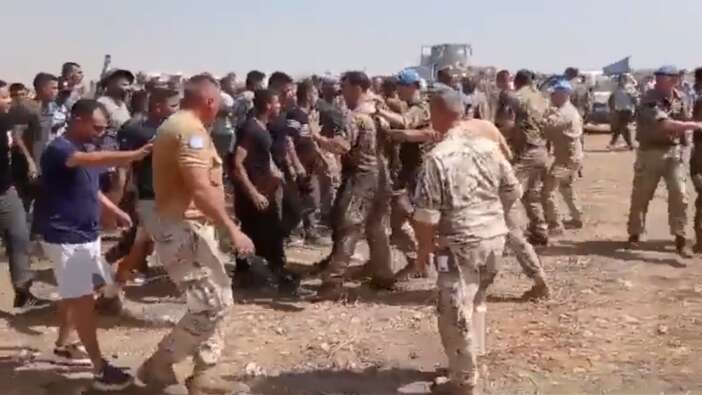 Türk işçiler ve KKTC askerleri, yol çalışmasını engellemeye çalışan İngiliz askerlerini böyle püskürttü!