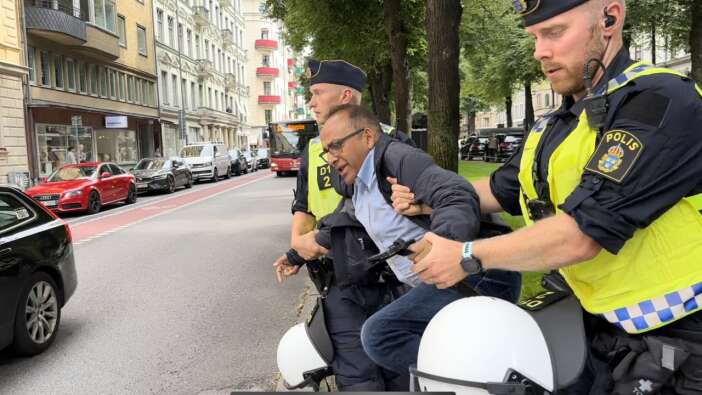 İsveç bildiğiniz gibi! Kur'an-ı Kerim yakılmasına karşı çıkan kalp hastası kişiye polis müdahale etti