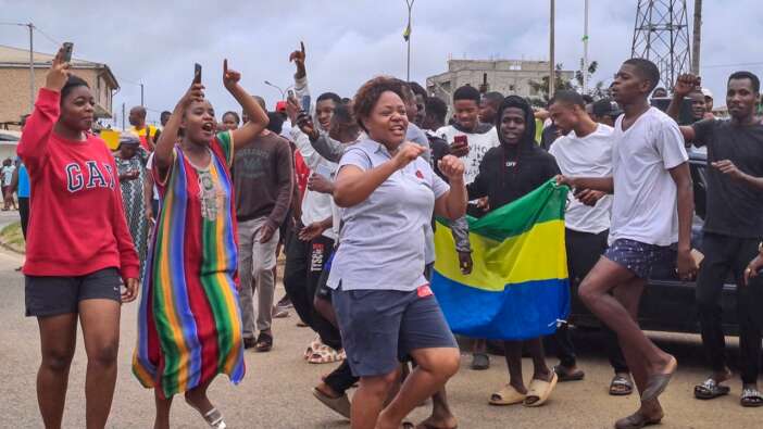 Gabon Devlet Başkanı Ondimba evinde alıkonuldu! Darbe destekçisi halk sokağa döküldü
