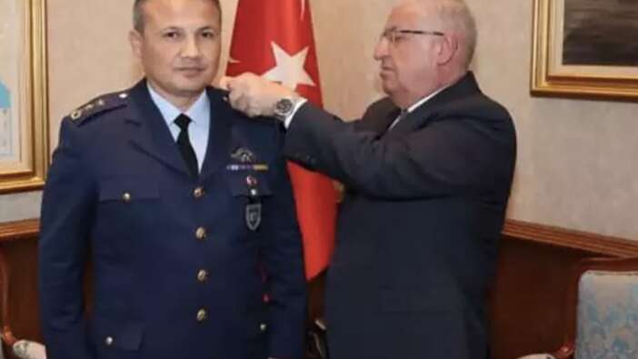 Milli Savunma Bakanı Yaşar Güler, Uzaya gidecek ilk Türk'e rütbe taktı