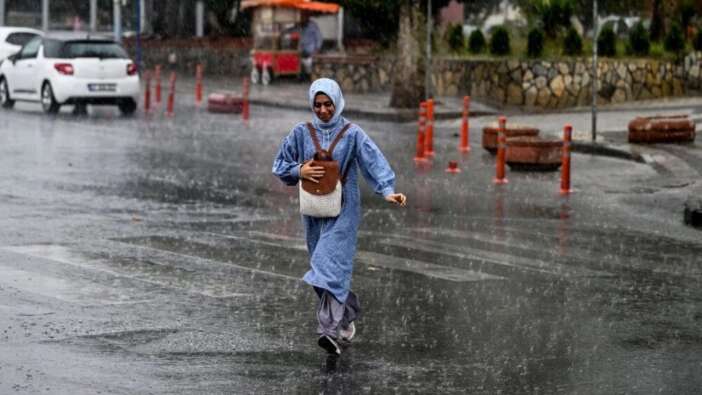 Rekor sıcaklıkların ardından kuvvetli sağanak geliyor! Meteoroloji saat verip uyardı...