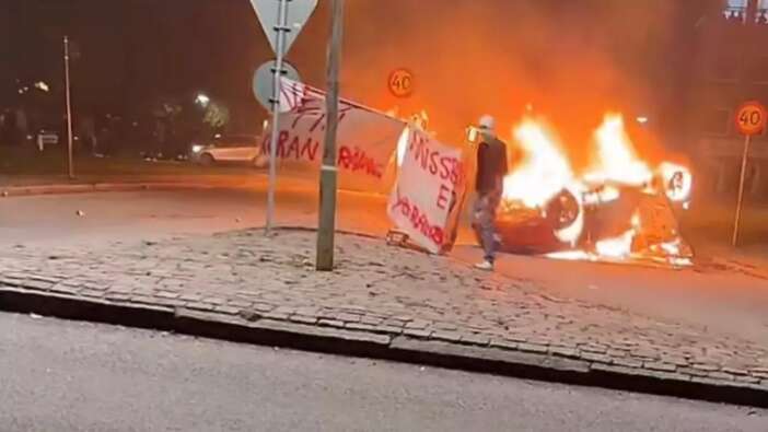Kur'an-ı Kerim saldırıları sonrası İsveç'te Müslümanlar isyan başlattı: Yol kesip, araçları ateşe verdiler...