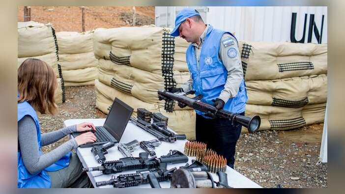 Kolombiya'da FARC elindeki son silahı da teslim etti...