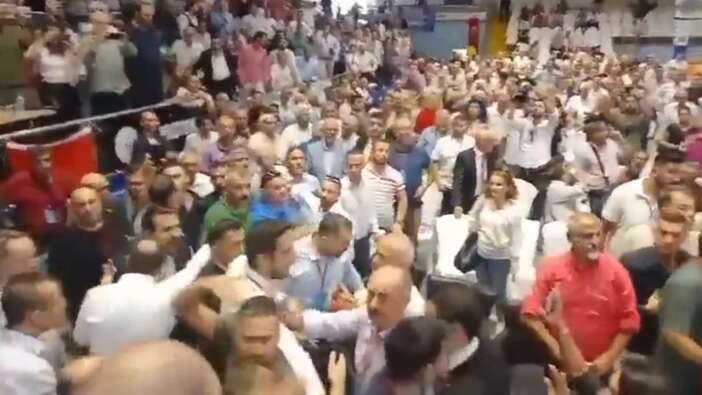 Bu kaçıncı oldu sayamadık: CHP Manisa İl Kongresi'nde kavga