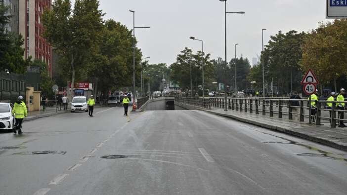 Ankara'da bomba ekipleri şüpheli paketleri kontrollü bir şekilde imha ediyor