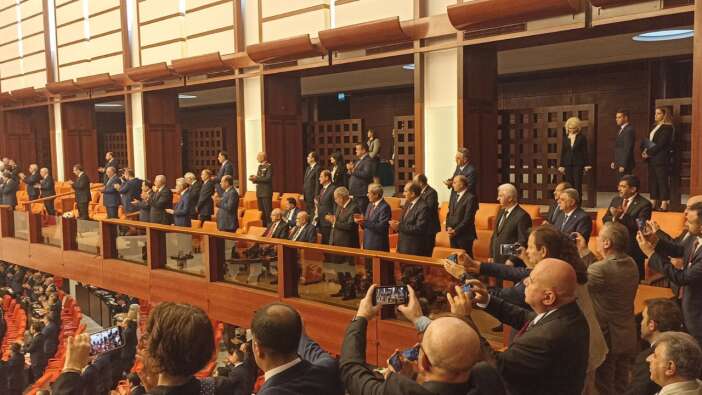 CHP ve HDP bildiğiniz gibi: Cumhurbaşkanı Meclis'e gelince ayağa kalkmadılar