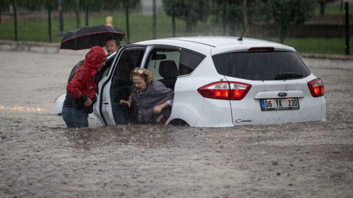 Meteoroloji'den 44 kente uyarı! Kuvvetli sağanak geliyor, sel ve su baskınlarına dikkat!