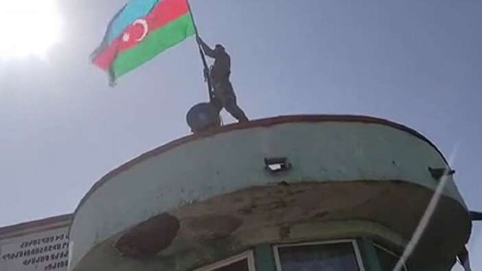 Yıllarca Ermeni zulmüne maruz kalan Hocalı'da Azerbaycan Bayrağı dalgalanıyor!
