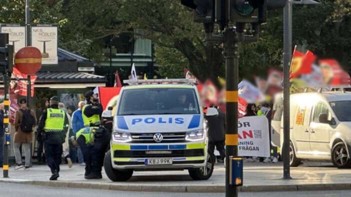 İsveç'te polis yine sadece izledi: Terör örgütü paçavraları açılıp Türkiye karşıtı sloganlar atıldı