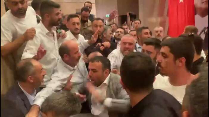 Biz kaç oldu saymayı bıraktık: CHP İstanbul İl Kongresi'nde yumruklar havada uçuştu!