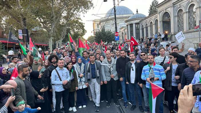 İstanbul’da Filistin’e destek yürüyüşü! Binlerce kişi Beyazıt Meydanı’nda toplandı! Selçuk Bayraktar en önde katıldı