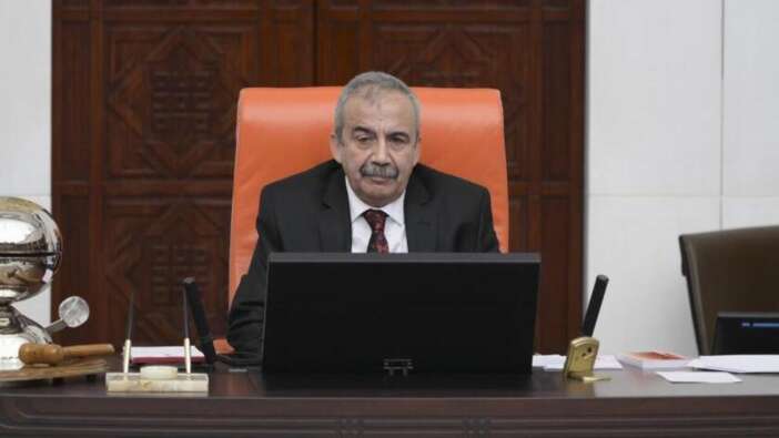 Meclisi yönetiyor ama yurt dışına çıkışı yasak!