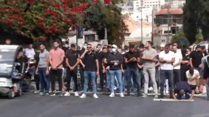 İsrail güçlerinden yine gaz bombası: Cuma namazı için Mescid-i Aksa'ya gelenler engelleniyor!