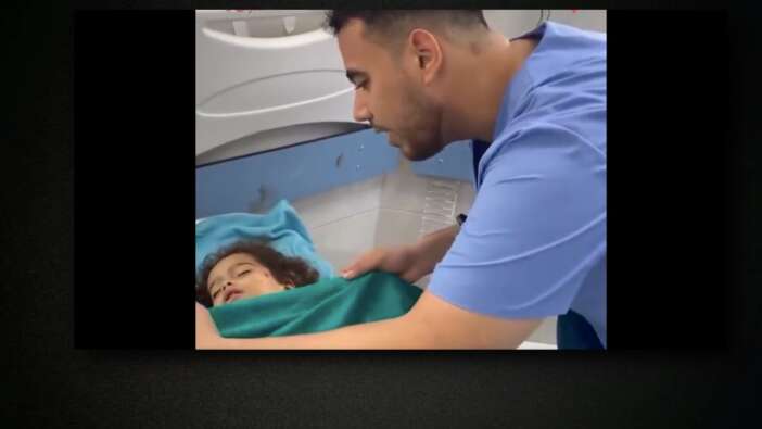 Yürek parçalayıcı anlar: Tüm ailesini kaybeden Filistinli kız çocuğuna, doktor ninni söyledi...