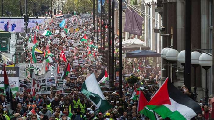 İngiltere'de binlerce kişi Filistin'de katliam yapan işgalci İsrail'i protesto etmek için toplandı!