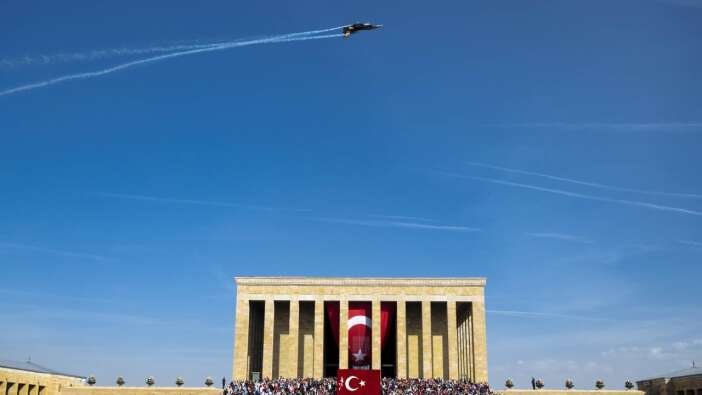 SOLOTÜRK'ten Anıtkabir semalarında gösteri uçusu