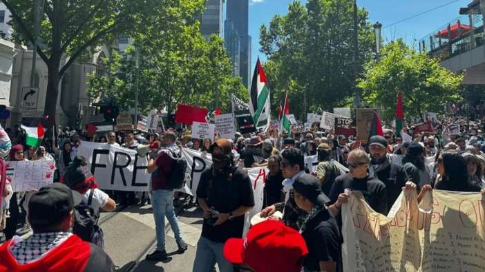 İsrail'e tepkiler çığ gibi büyüyor! Berlin, Melbourne ve daha birçok kentte binlerce kişi Filistin'e destek için sokağa döküldü!