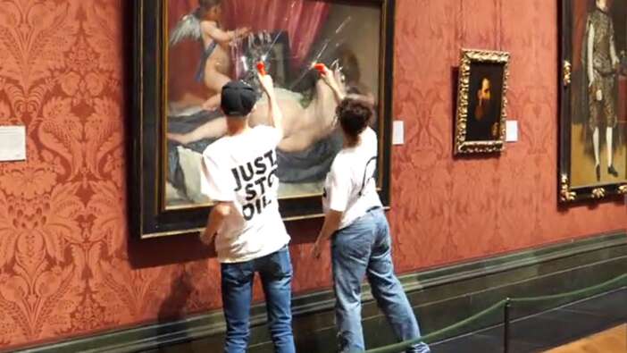 İngiltere'de iklim aktivistleri National Gallery'de sergilenen tablonun koruyucu camını kırdı