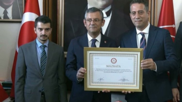 CHP’de devir teslim: Özgür Özel mazbatasını aldı