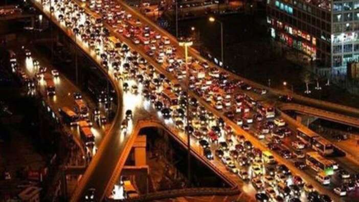 İstanbul'da sağanak ve şiddetli rüzgar hayatı felç etti!