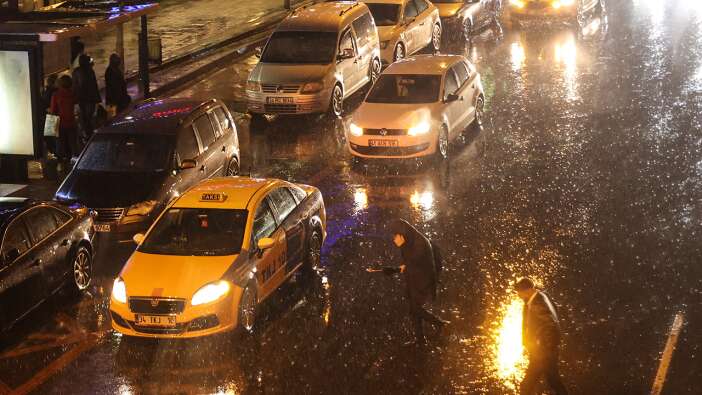 Meteoroloji ve iki valilikten peş peşe uyarı! Sağanak kuvvetli geliyor! İşte hava durumu tahminleri!