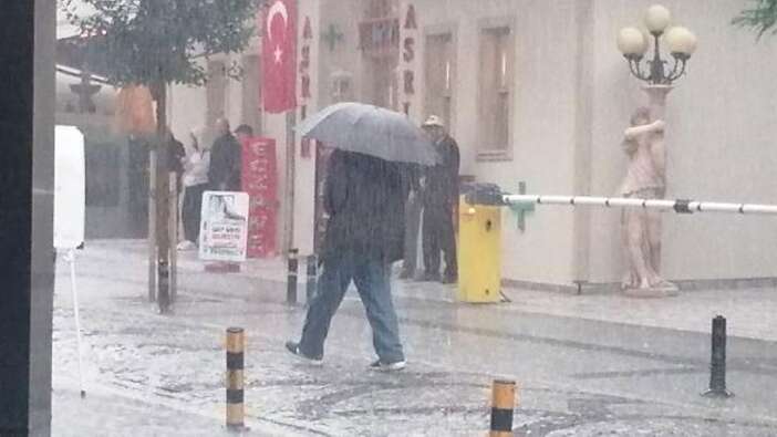 Meteoroloji'den sonra AKOM'dan fırtına ve sağanak uyarısı! İşte hava durumu tahminleri
