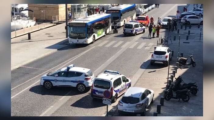 Marsilya'da otomobil, otobüs durağına daldı! Ölü ve yaralılar var...
