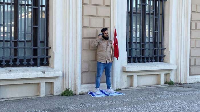 İzmir'de silahlı protesto: İsrail bayrağının üzerine basıp, başına tabanca dayadı