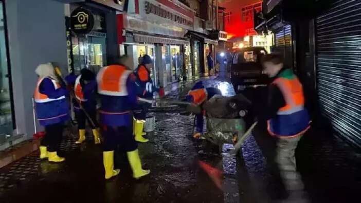 Sel ve fırtına vurdu: Karadeniz Ereğli'de 6 okulda eğitime 2 gün ara