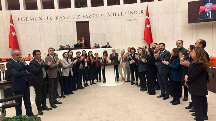 TBMM Genel Kurulu toplandı! HEDEP'liler kürsüyü işgal etti
