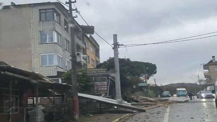 Yalova'da kuvvetli rüzgar etkili oldu! Çatı yola savruldu, iki kişi yaralandı…