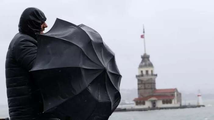 AKOM'dan İstanbul için şiddetli fırtına uyarısı! Saat verip duyurdu...