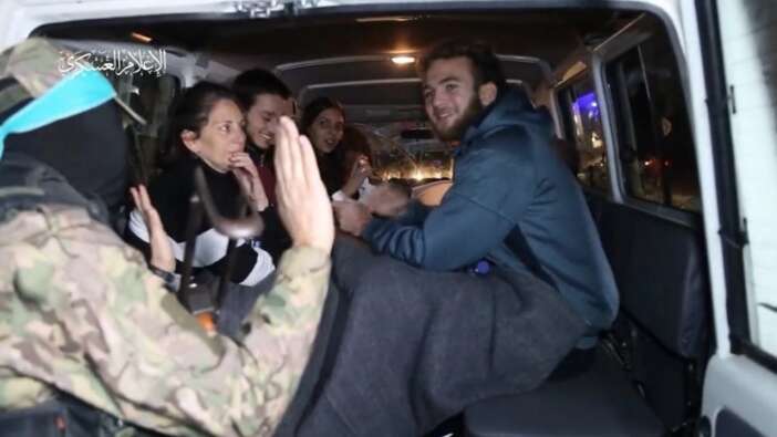 Irkçı İsrail'e ders niteliğinde görüntüler! Rehineler ile Hamas savaşçıları arasındaki samimi anlar dikkat çekti!