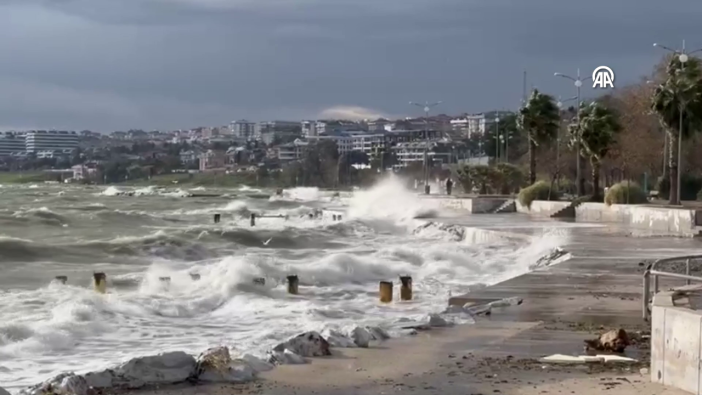 AKOM'dan uyarı: Dev dalgalar oluştu deniz ve hava trafiği durdu!