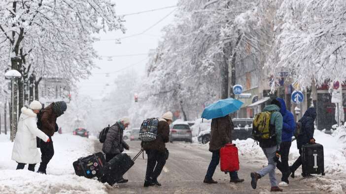 Almanya'da ulaşıma kar engeli! Münih'te 760 uçuş iptal edildi