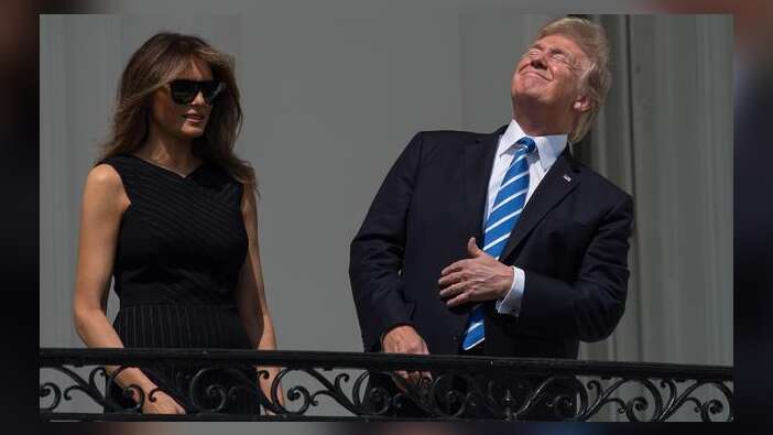 Tutulmayı böyle takip etti! Trump'ın bu görüntüleri sosyal medyayı salladı... / VİDEO