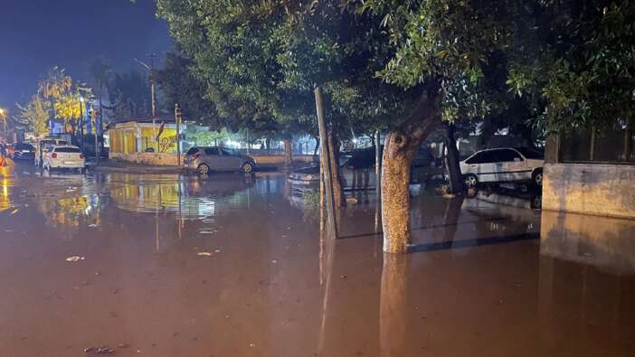 Hatay İskenderun'da kuvvetli yağış! Su birikintileri hayatı felç etti!