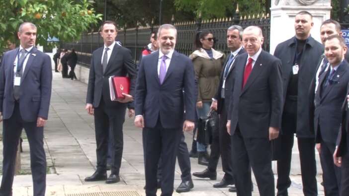 Cumhurbaşkanı Erdoğan ile kendisine Türkçe seslenen Yunan gazeteci arasında gülümseten diyalog