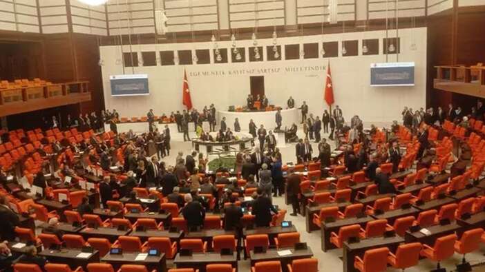 TBMM Genel Kurulu'nda AK Parti ve CHP'li vekillerin 'gülme' tartışması