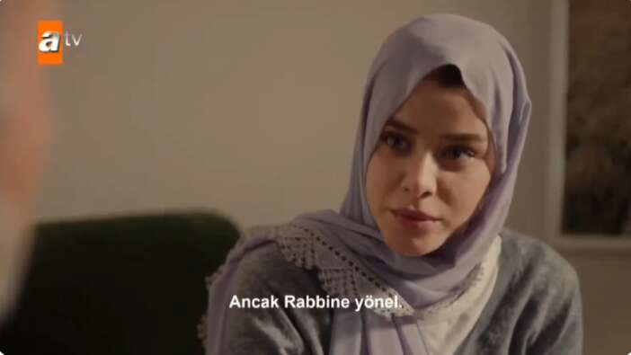 Ateş Kuşları dizisinde dua edilen sahneye izleyiciden övgü yağdı! "Dini değerlerimizi koruyan örnek olan dizi"
