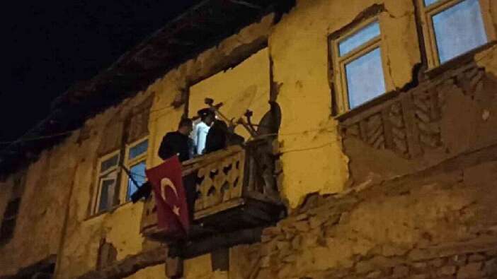 Piyade Sözleşmeli Er Yasin Karaca'nın evine Türkbayrağı asıldı...