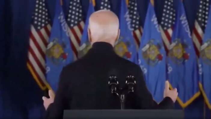 Boşlukla tokalaşan Biden seviye atladı! Bu kez de görünmez insanlara sarıldı!