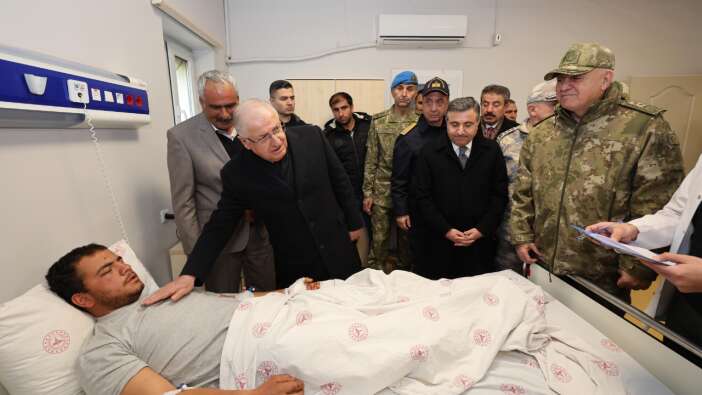 Bakan Güler'den yaralı askerlere ziyaret: "Güçlüyüz, hazırız komutanım"