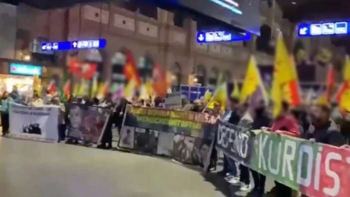 TSK'nın operasyonları rahatsız etti! PKK yandaşları Avrupa'da paçavralarla sokağa çıktı!