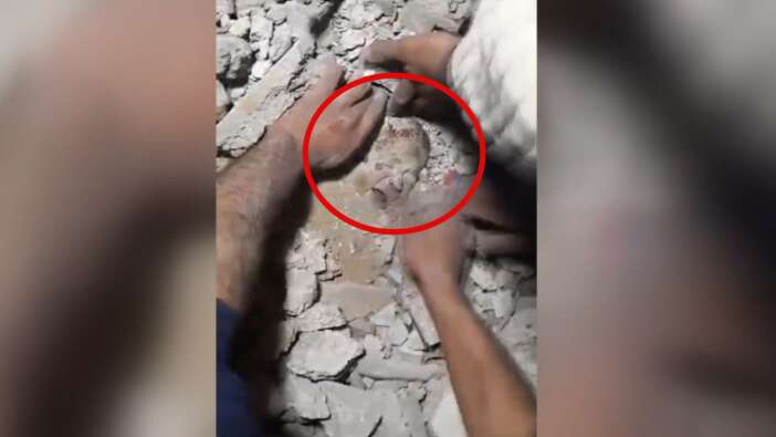 Gazze'de minik bebeğin mucize kurtuluşu! Enkazdan böyle çıkarıldı...