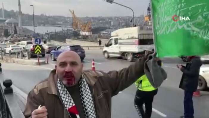 Filistin'e destek yürüyüşünden dönen vatandaşa "Siz Arap sevicisiniz" diyerek yumruk attı!