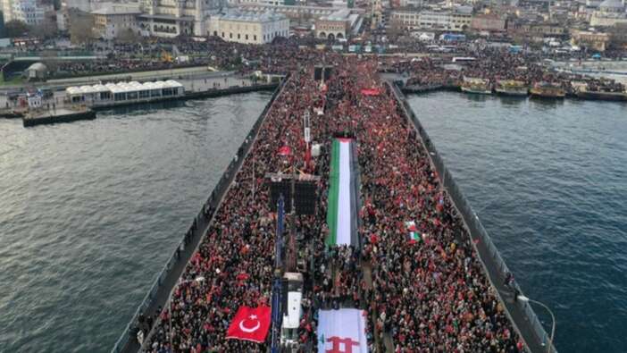 Galata Köprüsü'nde tarihi yürüyüş! Dev kalabalık dünya basınında...